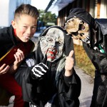 Tre killar på Halloweenfest på Guteskolan.
