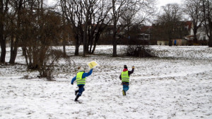 Guteskolan bygger drakar på Strandgärdet.